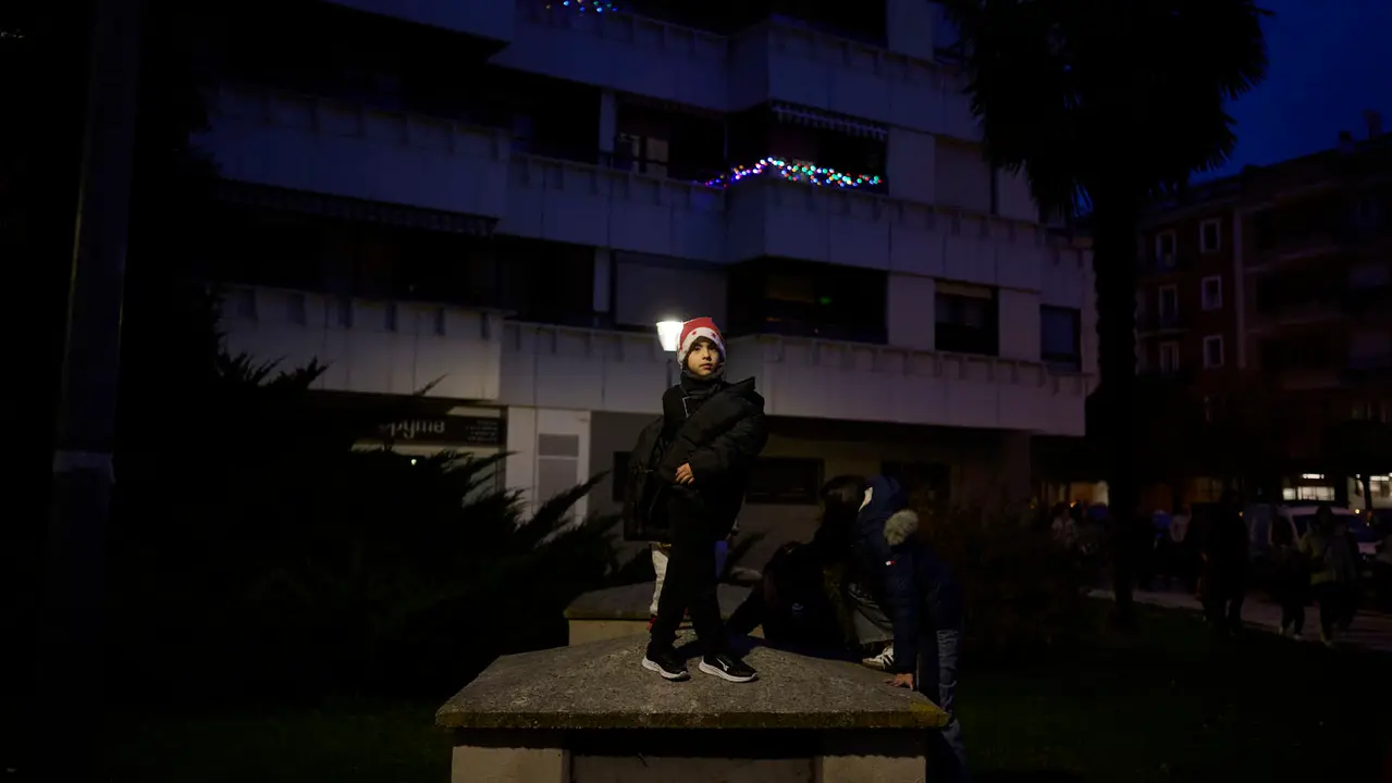 Ronda de Villancicos del colegio Sant&iacute;simo Sacramento por las calles de Iturrama. PABLO LASAOSA