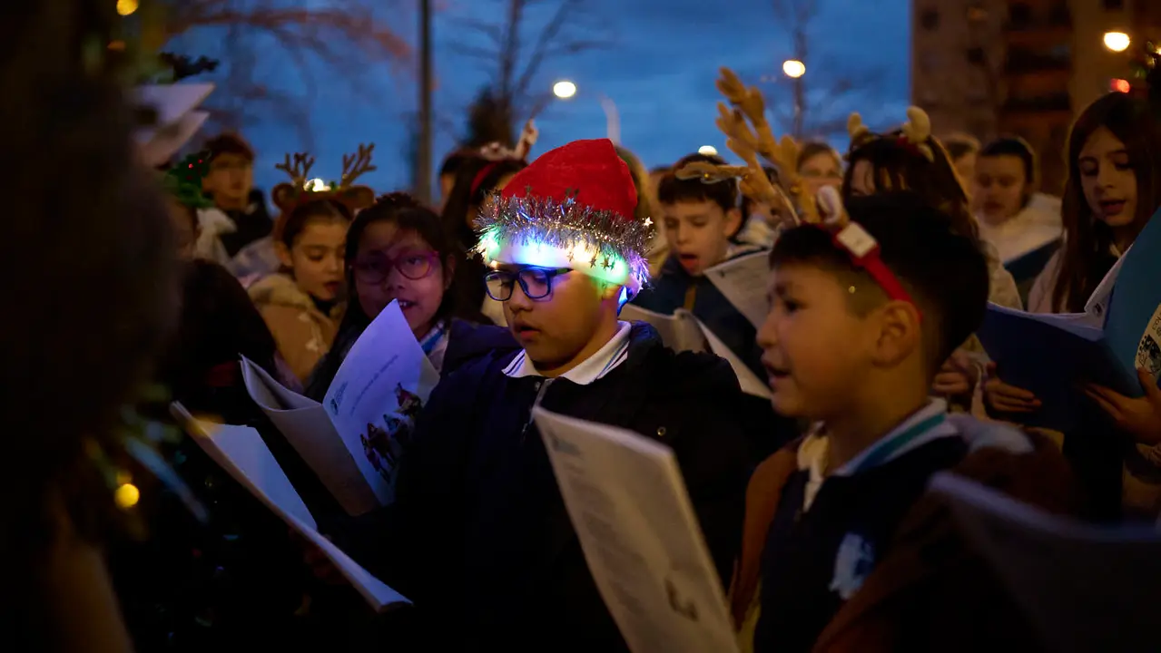 Ronda de Villancicos del colegio Sant&iacute;simo Sacramento por las calles de Iturrama. PABLO LASAOSA