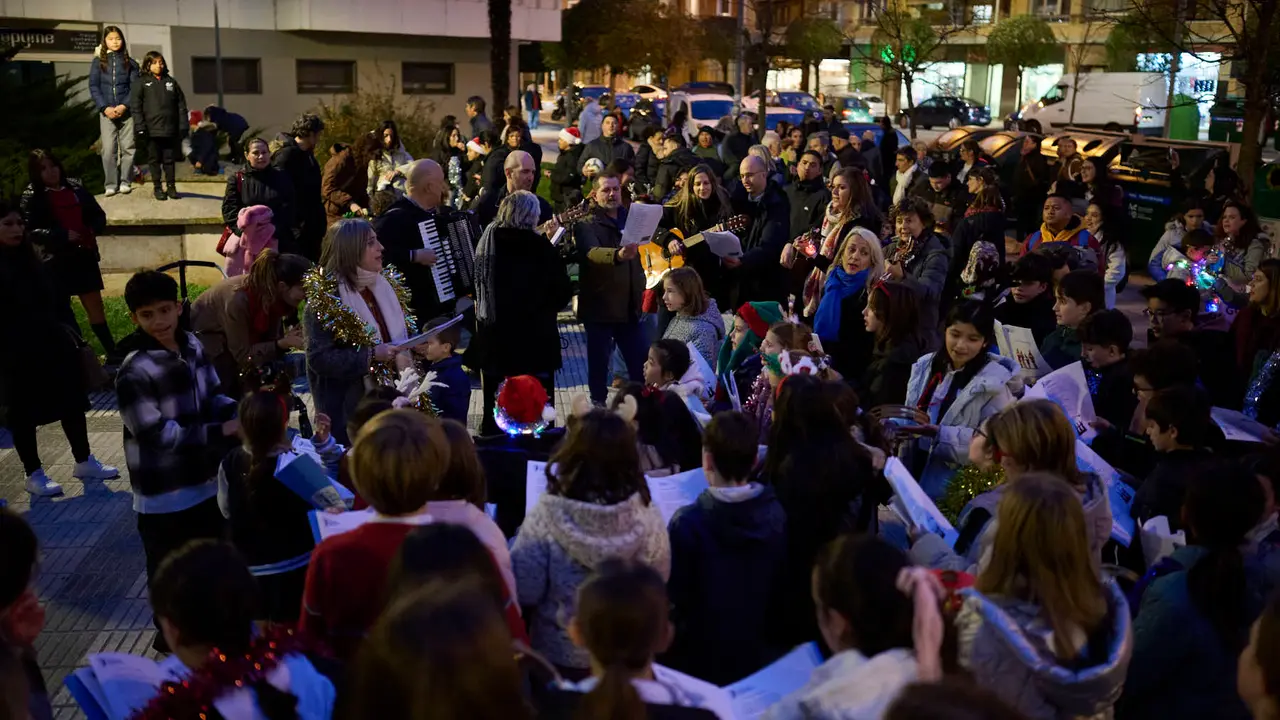 Ronda de Villancicos del colegio Sant&iacute;simo Sacramento por las calles de Iturrama. PABLO LASAOSA