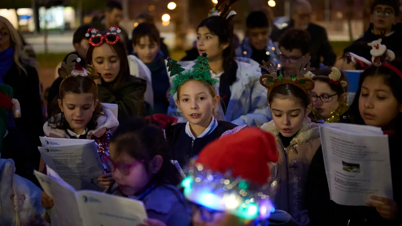 Ronda de Villancicos del colegio Sant&iacute;simo Sacramento por las calles de Iturrama. PABLO LASAOSA