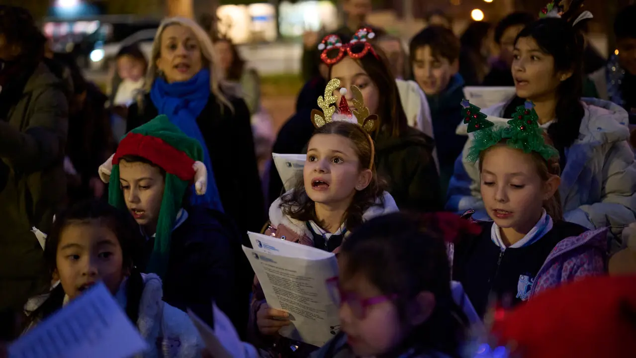 Ronda de Villancicos del colegio Sant&iacute;simo Sacramento por las calles de Iturrama. PABLO LASAOSA