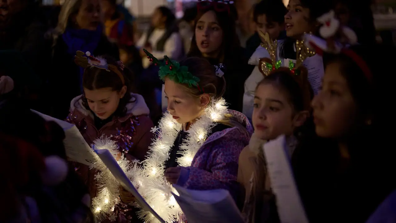 Ronda de Villancicos del colegio Sant&iacute;simo Sacramento por las calles de Iturrama. PABLO LASAOSA