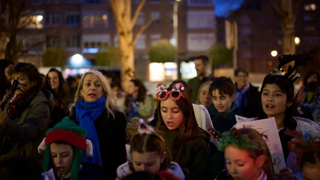 Ronda de Villancicos del colegio Sant&iacute;simo Sacramento por las calles de Iturrama. PABLO LASAOSA
