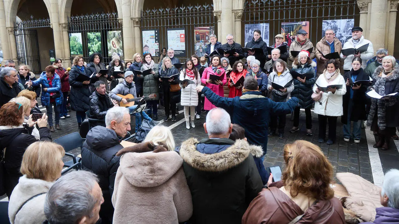 Miniconcierto con repertorio navide&ntilde;o del coro y solistas de la Asociaci&oacute;n Gayarre de Amigos de la &Oacute;pera (AGAO) en la plaza de San Nicol&aacute;s de Pamplona. I&Ntilde;IGO ALZUGARAY