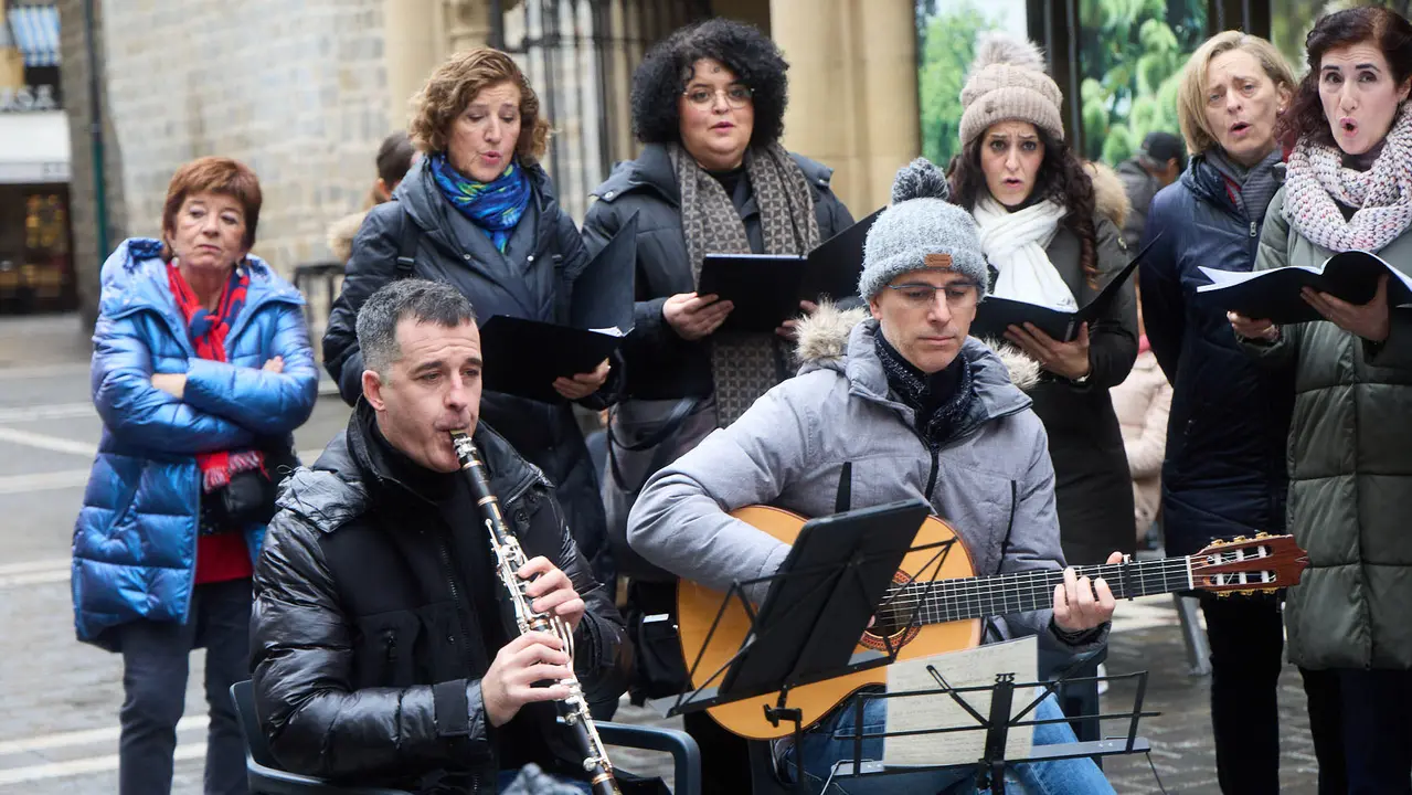 Miniconcierto con repertorio navide&ntilde;o del coro y solistas de la Asociaci&oacute;n Gayarre de Amigos de la &Oacute;pera (AGAO) en la plaza de San Nicol&aacute;s de Pamplona. I&Ntilde;IGO ALZUGARAY