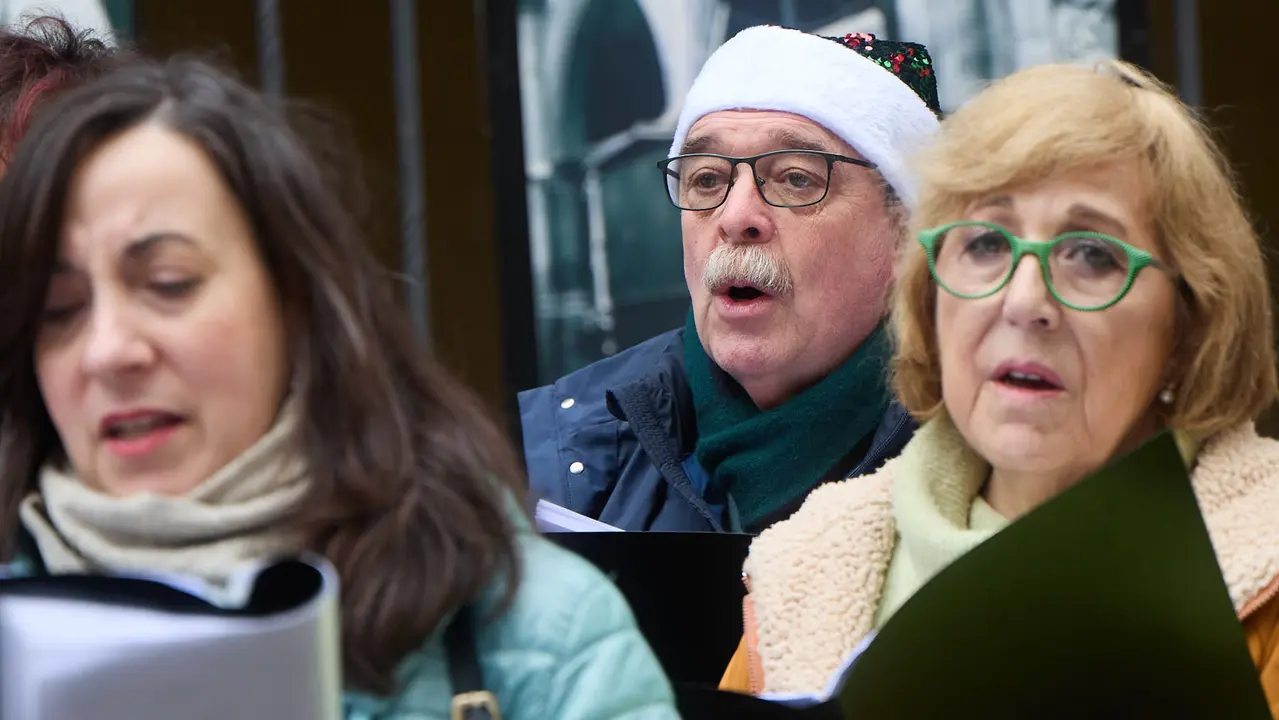 Miniconcierto con repertorio navide&ntilde;o del coro y solistas de la Asociaci&oacute;n Gayarre de Amigos de la &Oacute;pera (AGAO) en la plaza de San Nicol&aacute;s de Pamplona. I&Ntilde;IGO ALZUGARAY