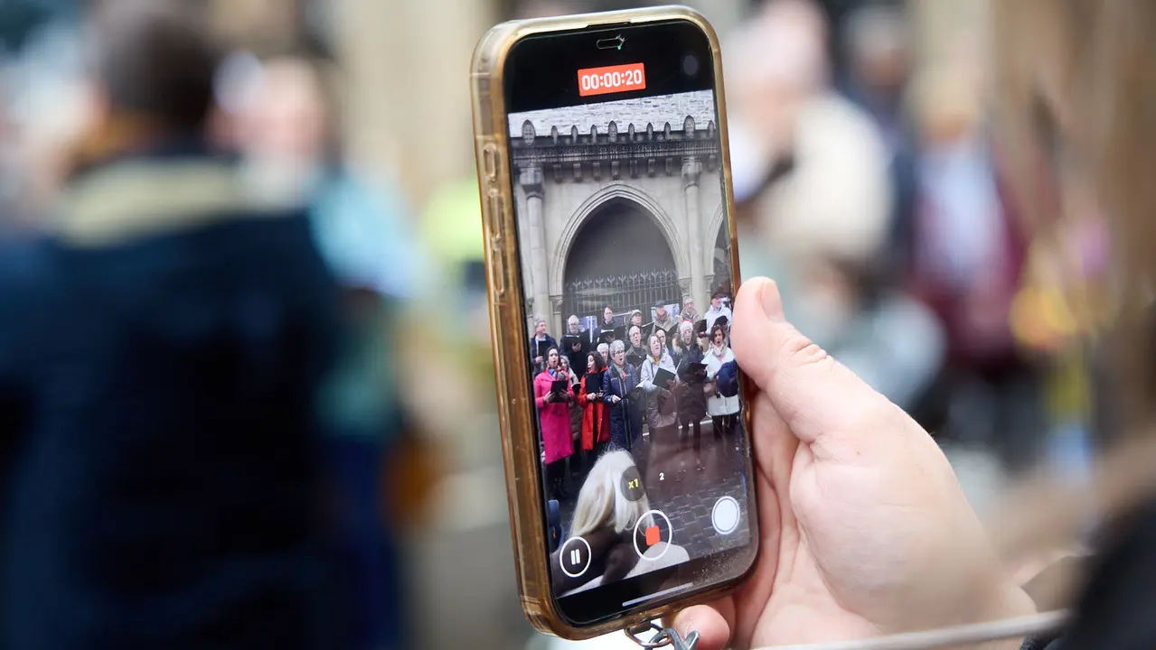 Miniconcierto con repertorio navide&ntilde;o del coro y solistas de la Asociaci&oacute;n Gayarre de Amigos de la &Oacute;pera (AGAO) en la plaza de San Nicol&aacute;s de Pamplona. I&Ntilde;IGO ALZUGARAY