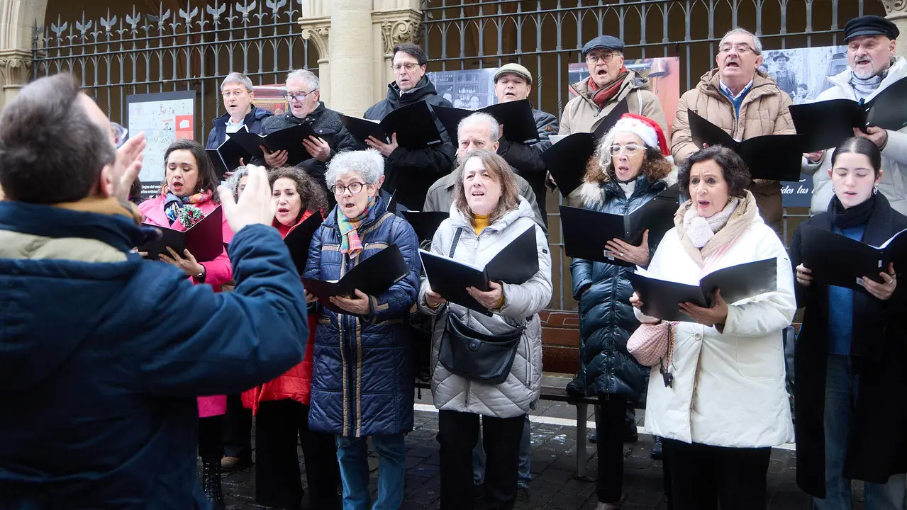Miniconcierto con repertorio navide&ntilde;o del coro y solistas de la Asociaci&oacute;n Gayarre de Amigos de la &Oacute;pera (AGAO) en la plaza de San Nicol&aacute;s de Pamplona. I&Ntilde;IGO ALZUGARAY