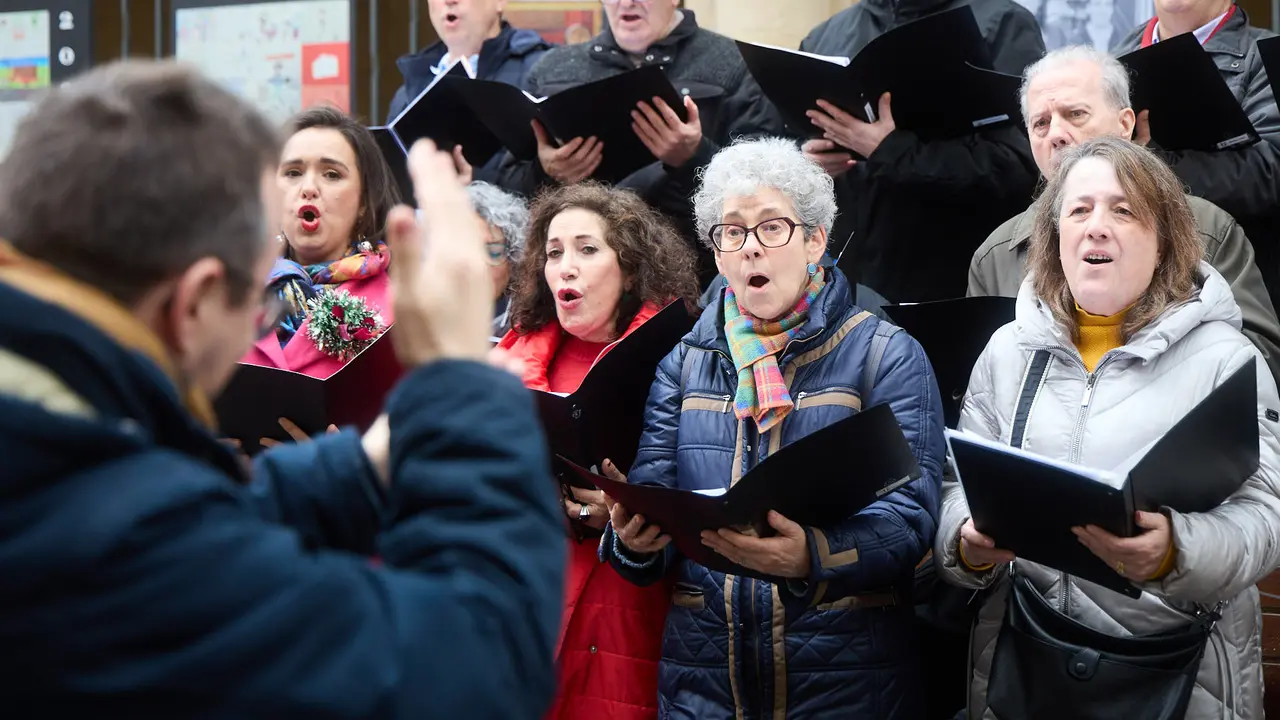 Miniconcierto con repertorio navide&ntilde;o del coro y solistas de la Asociaci&oacute;n Gayarre de Amigos de la &Oacute;pera (AGAO) en la plaza de San Nicol&aacute;s de Pamplona. I&Ntilde;IGO ALZUGARAY