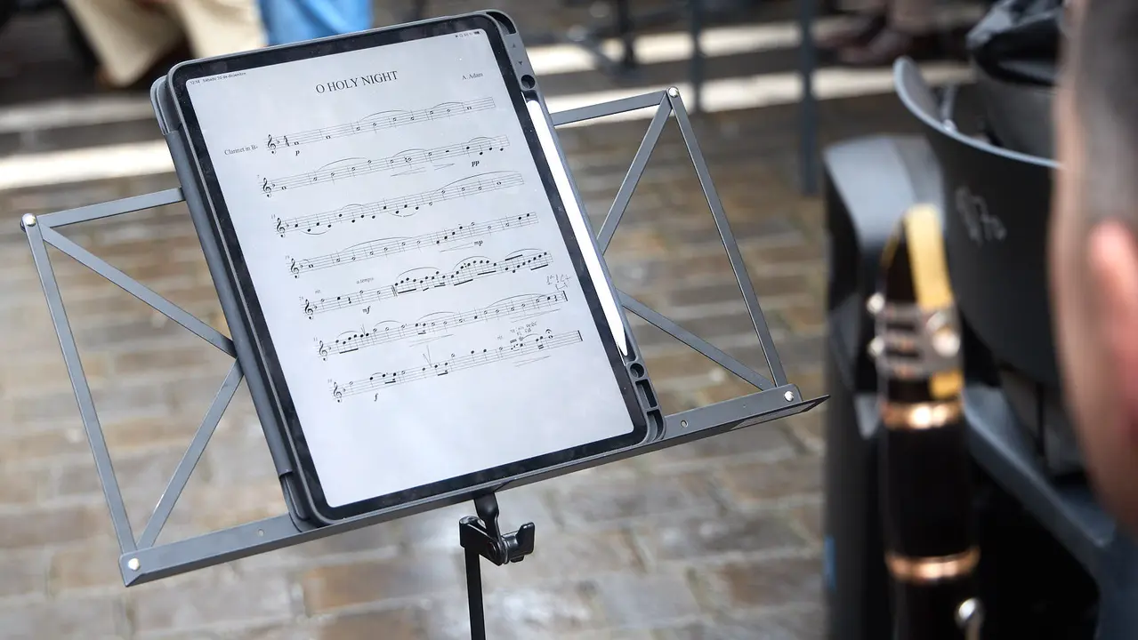 Miniconcierto con repertorio navide&ntilde;o del coro y solistas de la Asociaci&oacute;n Gayarre de Amigos de la &Oacute;pera (AGAO) en la plaza de San Nicol&aacute;s de Pamplona. I&Ntilde;IGO ALZUGARAY