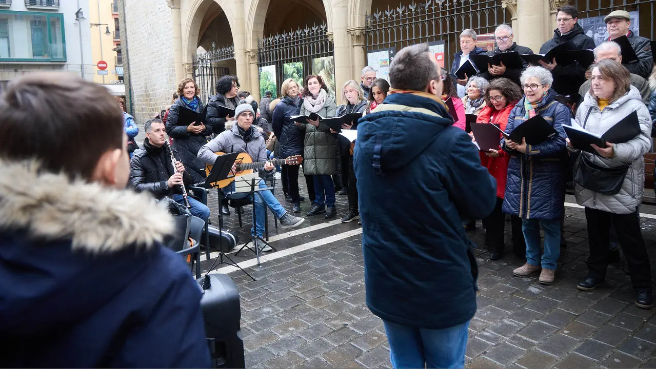 Miniconcierto con repertorio navide&ntilde;o del coro y solistas de la Asociaci&oacute;n Gayarre de Amigos de la &Oacute;pera (AGAO) en la plaza de San Nicol&aacute;s de Pamplona. I&Ntilde;IGO ALZUGARAY