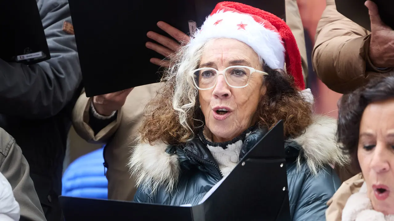 Miniconcierto con repertorio navide&ntilde;o del coro y solistas de la Asociaci&oacute;n Gayarre de Amigos de la &Oacute;pera (AGAO) en la plaza de San Nicol&aacute;s de Pamplona. I&Ntilde;IGO ALZUGARAY