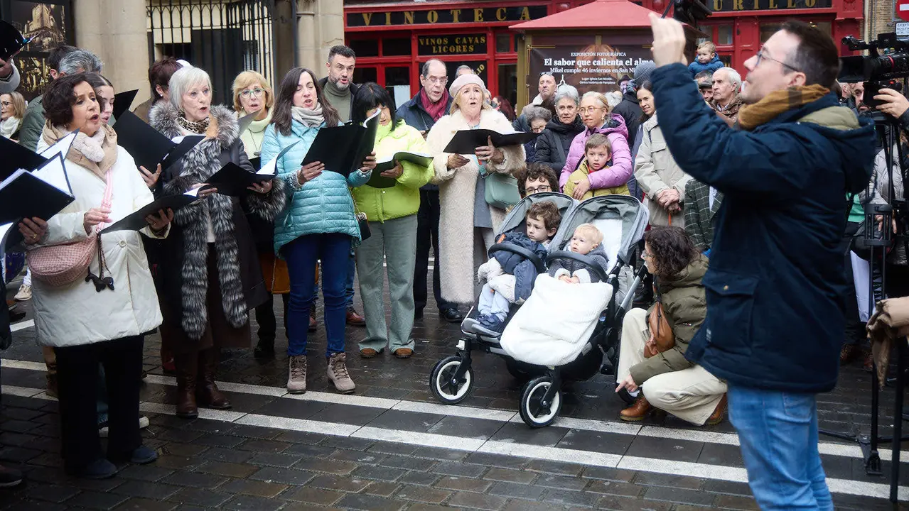 Miniconcierto con repertorio navide&ntilde;o del coro y solistas de la Asociaci&oacute;n Gayarre de Amigos de la &Oacute;pera (AGAO) en la plaza de San Nicol&aacute;s de Pamplona. I&Ntilde;IGO ALZUGARAY