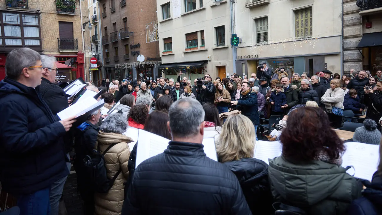 Miniconcierto con repertorio navide&ntilde;o del coro y solistas de la Asociaci&oacute;n Gayarre de Amigos de la &Oacute;pera (AGAO) en la plaza de San Nicol&aacute;s de Pamplona. I&Ntilde;IGO ALZUGARAY