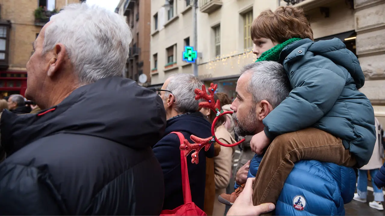 Miniconcierto con repertorio navide&ntilde;o del coro y solistas de la Asociaci&oacute;n Gayarre de Amigos de la &Oacute;pera (AGAO) en la plaza de San Nicol&aacute;s de Pamplona. I&Ntilde;IGO ALZUGARAY