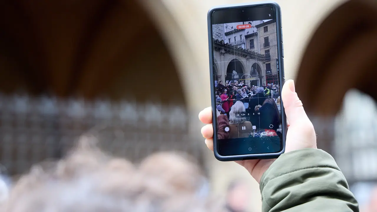Miniconcierto con repertorio navide&ntilde;o del coro y solistas de la Asociaci&oacute;n Gayarre de Amigos de la &Oacute;pera (AGAO) en la plaza de San Nicol&aacute;s de Pamplona. I&Ntilde;IGO ALZUGARAY