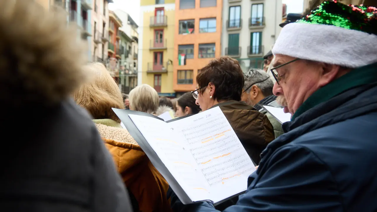 Miniconcierto con repertorio navide&ntilde;o del coro y solistas de la Asociaci&oacute;n Gayarre de Amigos de la &Oacute;pera (AGAO) en la plaza de San Nicol&aacute;s de Pamplona. I&Ntilde;IGO ALZUGARAY