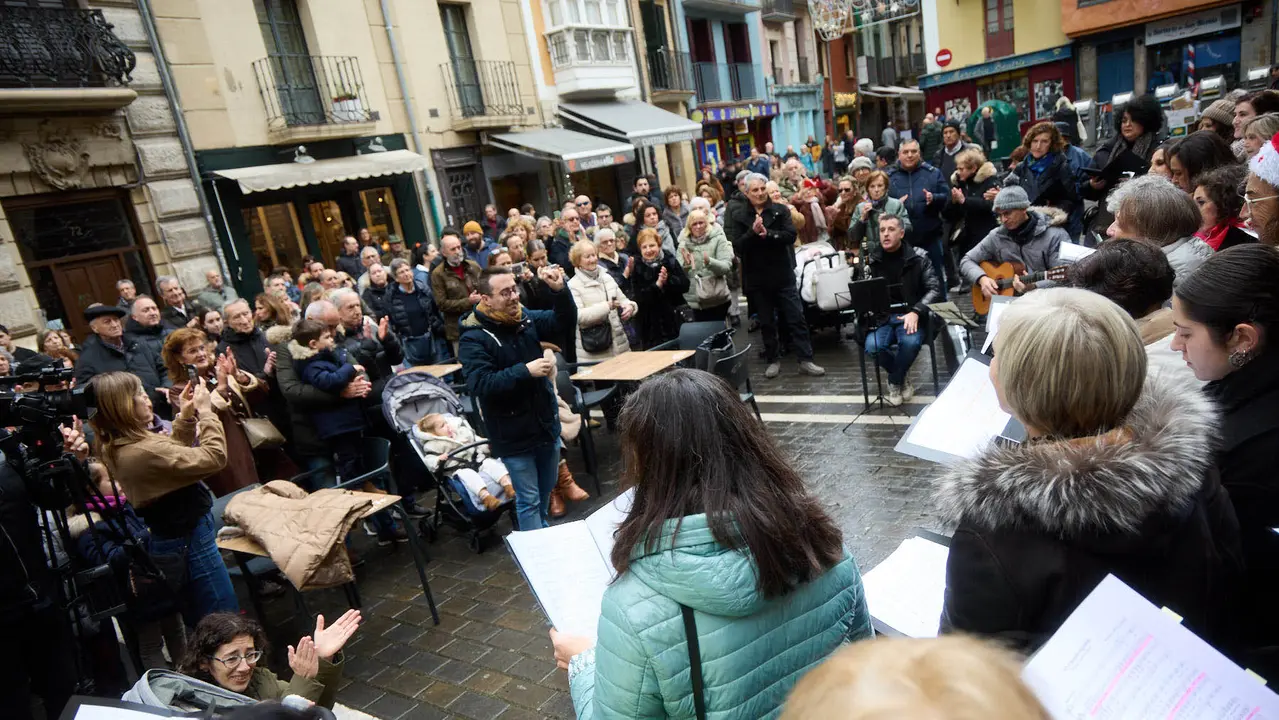 Miniconcierto con repertorio navide&ntilde;o del coro y solistas de la Asociaci&oacute;n Gayarre de Amigos de la &Oacute;pera (AGAO) en la plaza de San Nicol&aacute;s de Pamplona. I&Ntilde;IGO ALZUGARAY