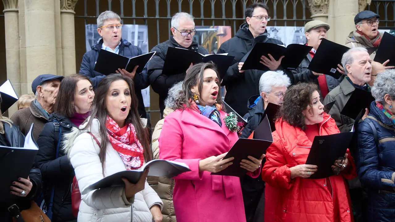 Miniconcierto con repertorio navide&ntilde;o del coro y solistas de la Asociaci&oacute;n Gayarre de Amigos de la &Oacute;pera (AGAO) en la plaza de San Nicol&aacute;s de Pamplona. I&Ntilde;IGO ALZUGARAY