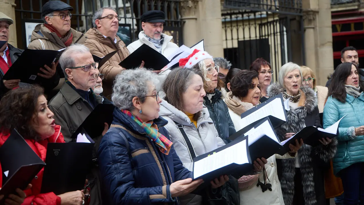 Miniconcierto con repertorio navide&ntilde;o del coro y solistas de la Asociaci&oacute;n Gayarre de Amigos de la &Oacute;pera (AGAO) en la plaza de San Nicol&aacute;s de Pamplona. I&Ntilde;IGO ALZUGARAY