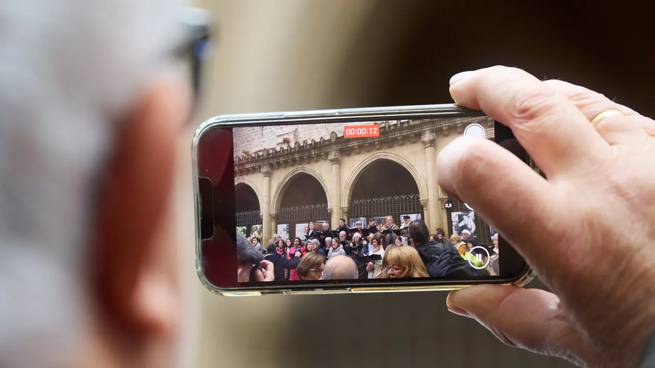 Miniconcierto con repertorio navide&ntilde;o del coro y solistas de la Asociaci&oacute;n Gayarre de Amigos de la &Oacute;pera (AGAO) en la plaza de San Nicol&aacute;s de Pamplona. I&Ntilde;IGO ALZUGARAY