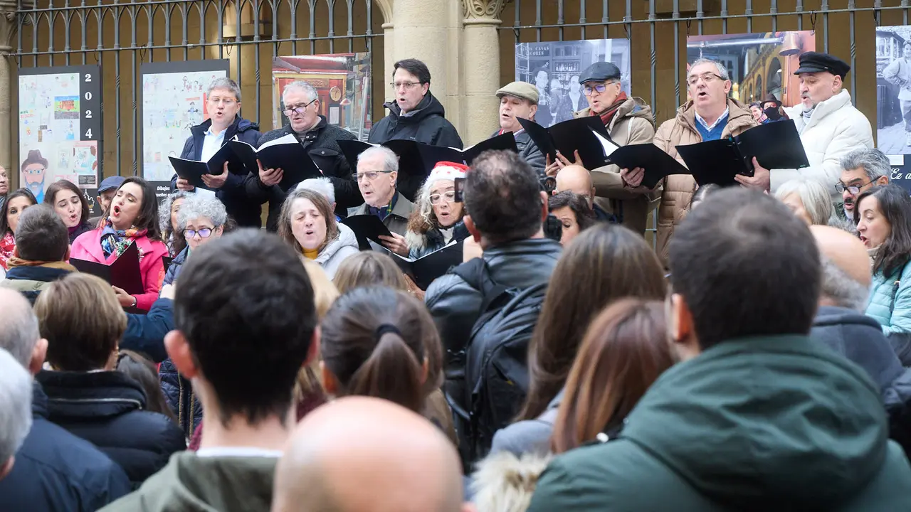 Miniconcierto con repertorio navide&ntilde;o del coro y solistas de la Asociaci&oacute;n Gayarre de Amigos de la &Oacute;pera (AGAO) en la plaza de San Nicol&aacute;s de Pamplona. I&Ntilde;IGO ALZUGARAY