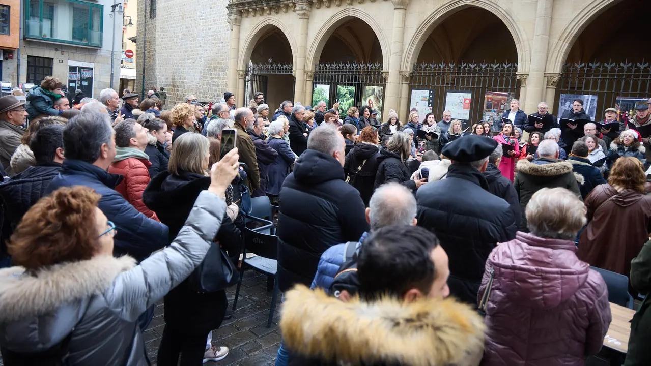 Miniconcierto con repertorio navide&ntilde;o del coro y solistas de la Asociaci&oacute;n Gayarre de Amigos de la &Oacute;pera (AGAO) en la plaza de San Nicol&aacute;s de Pamplona. I&Ntilde;IGO ALZUGARAY