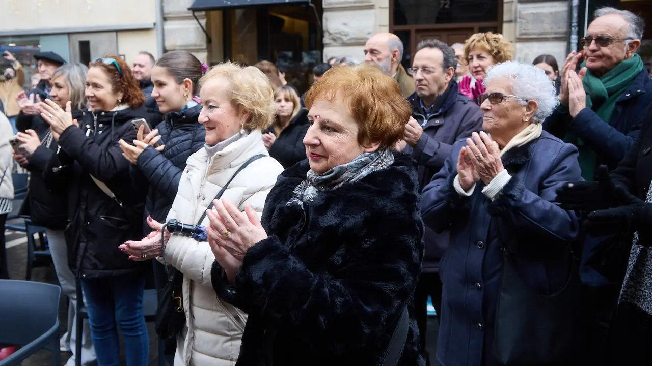 Miniconcierto con repertorio navide&ntilde;o del coro y solistas de la Asociaci&oacute;n Gayarre de Amigos de la &Oacute;pera (AGAO) en la plaza de San Nicol&aacute;s de Pamplona. I&Ntilde;IGO ALZUGARAY