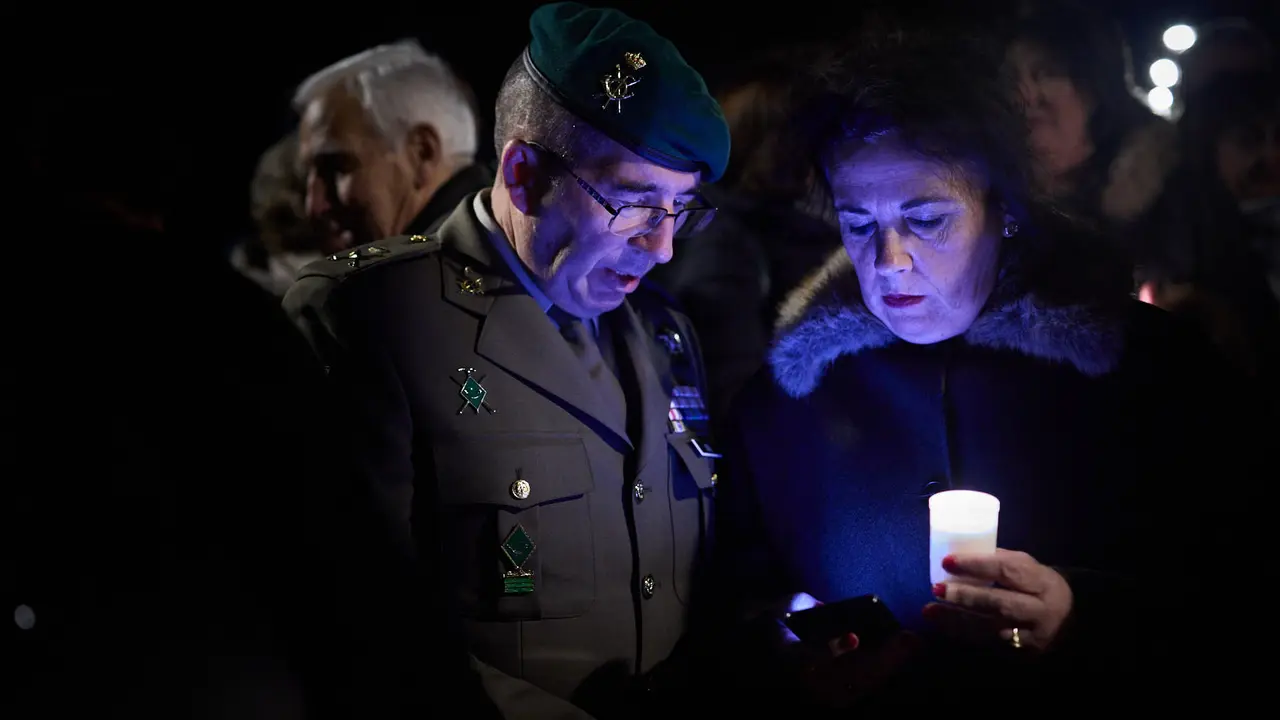 Vecinos de Paz organiza un homenaje navide&ntilde;o a las v&iacute;ctimas de ETA en el lugar donde la banda terrorista asesin&oacute; a Juan Atar&eacute;s Pe&ntilde;a en la v&iacute;spera de Nochebuena de hace 40 a&ntilde;os. I&Ntilde;IGO ALZUGARAY