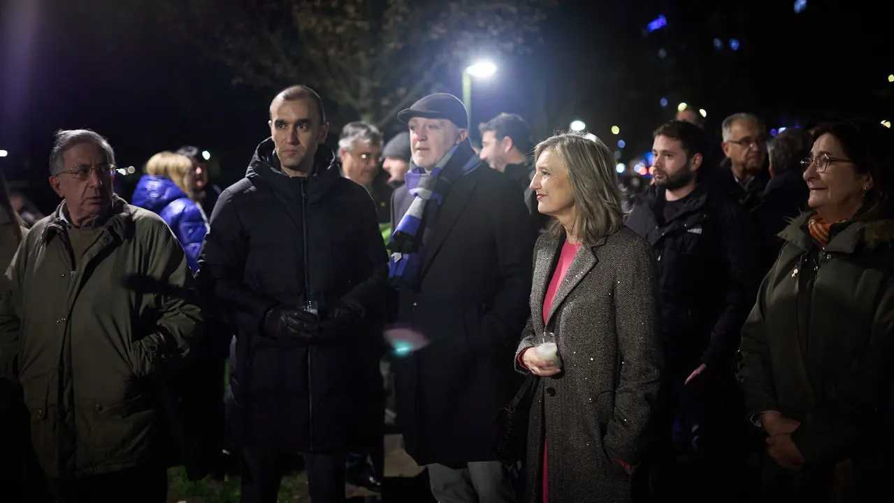 Vecinos de Paz organiza un homenaje navide&ntilde;o a las v&iacute;ctimas de ETA en el lugar donde la banda terrorista asesin&oacute; a Juan Atar&eacute;s Pe&ntilde;a en la v&iacute;spera de Nochebuena de hace 40 a&ntilde;os. I&Ntilde;IGO ALZUGARAY