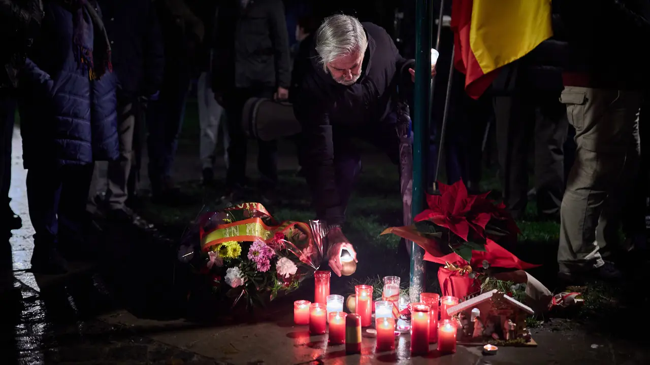 Vecinos de Paz organiza un homenaje navide&ntilde;o a las v&iacute;ctimas de ETA en el lugar donde la banda terrorista asesin&oacute; a Juan Atar&eacute;s Pe&ntilde;a en la v&iacute;spera de Nochebuena de hace 40 a&ntilde;os. I&Ntilde;IGO ALZUGARAY