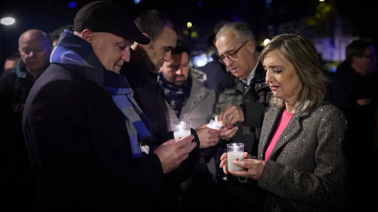 Vecinos de Paz organiza un homenaje navide&ntilde;o a las v&iacute;ctimas de ETA en el lugar donde la banda terrorista asesin&oacute; a Juan Atar&eacute;s Pe&ntilde;a en la v&iacute;spera de Nochebuena de hace 40 a&ntilde;os. I&Ntilde;IGO ALZUGARAY