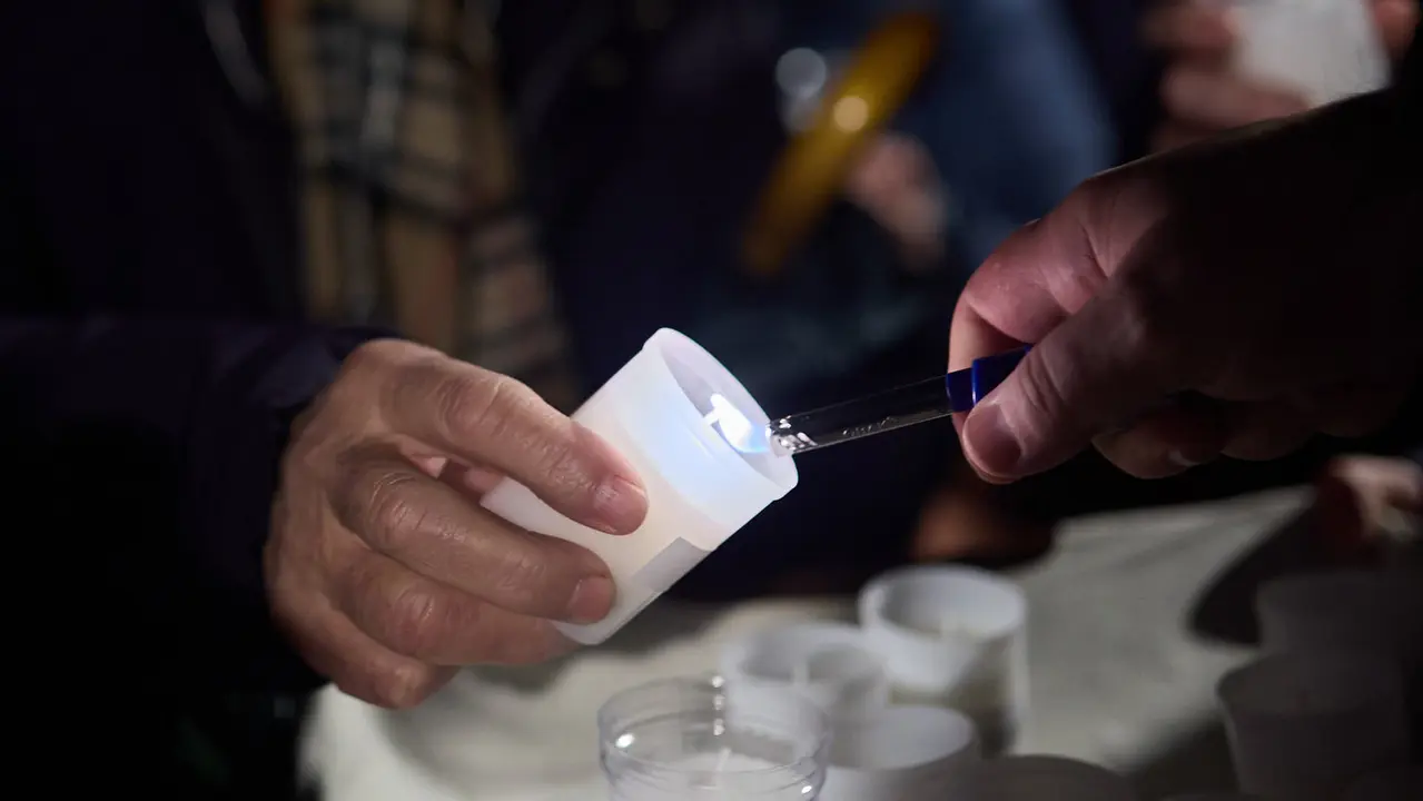 Vecinos de Paz organiza un homenaje navide&ntilde;o a las v&iacute;ctimas de ETA en el lugar donde la banda terrorista asesin&oacute; a Juan Atar&eacute;s Pe&ntilde;a en la v&iacute;spera de Nochebuena de hace 40 a&ntilde;os. I&Ntilde;IGO ALZUGARAY