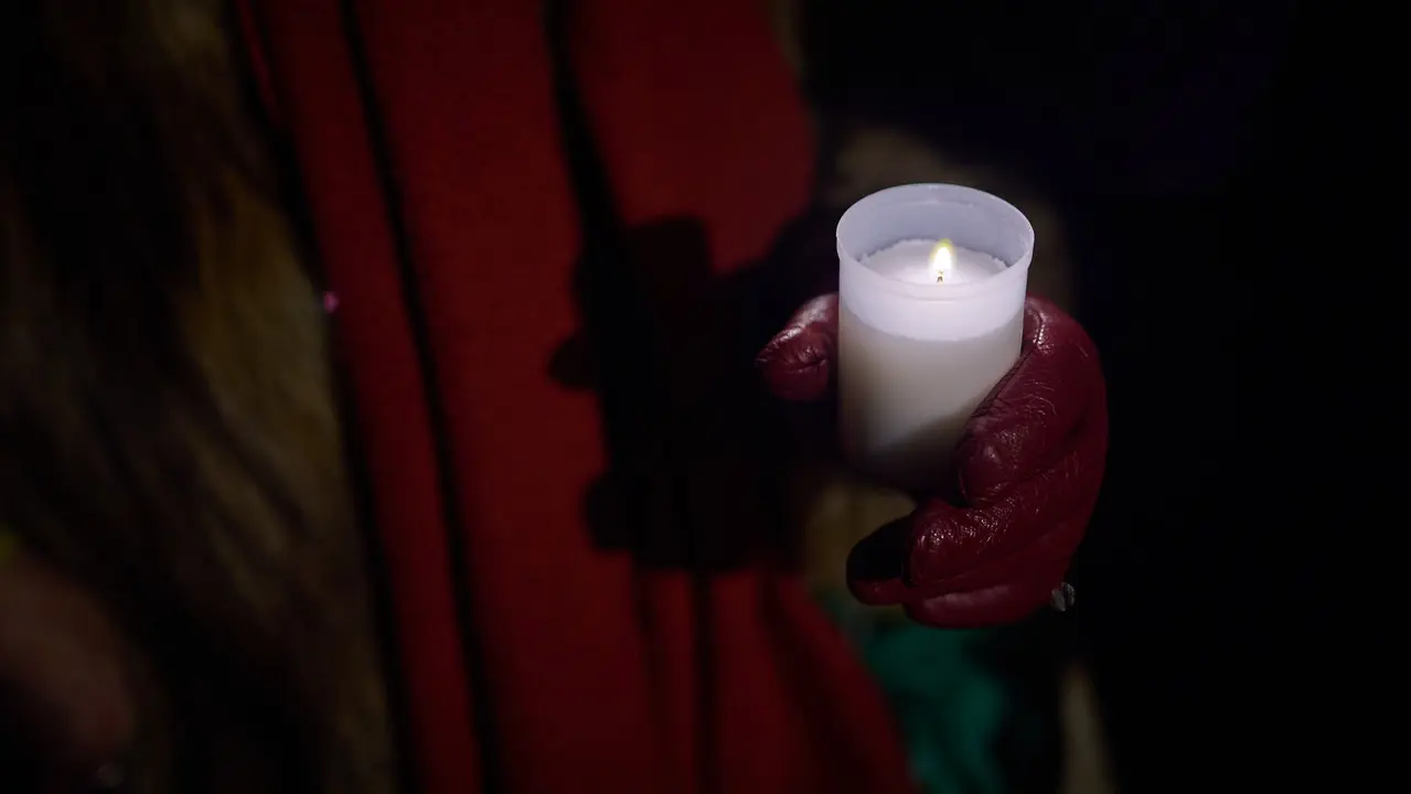 Vecinos de Paz organiza un homenaje navide&ntilde;o a las v&iacute;ctimas de ETA en el lugar donde la banda terrorista asesin&oacute; a Juan Atar&eacute;s Pe&ntilde;a en la v&iacute;spera de Nochebuena de hace 40 a&ntilde;os. I&Ntilde;IGO ALZUGARAY