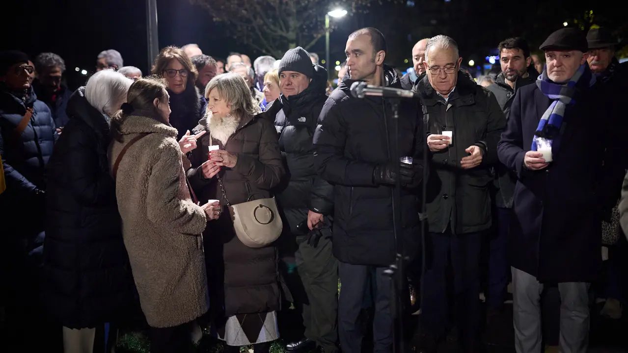 Vecinos de Paz organiza un homenaje navide&ntilde;o a las v&iacute;ctimas de ETA en el lugar donde la banda terrorista asesin&oacute; a Juan Atar&eacute;s Pe&ntilde;a en la v&iacute;spera de Nochebuena de hace 40 a&ntilde;os. I&Ntilde;IGO ALZUGARAY