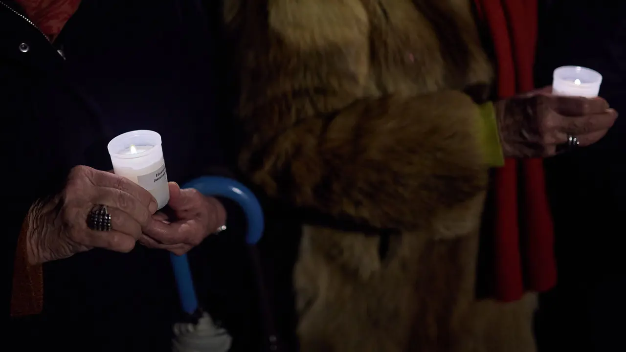 Vecinos de Paz organiza un homenaje navide&ntilde;o a las v&iacute;ctimas de ETA en el lugar donde la banda terrorista asesin&oacute; a Juan Atar&eacute;s Pe&ntilde;a en la v&iacute;spera de Nochebuena de hace 40 a&ntilde;os. I&Ntilde;IGO ALZUGARAY