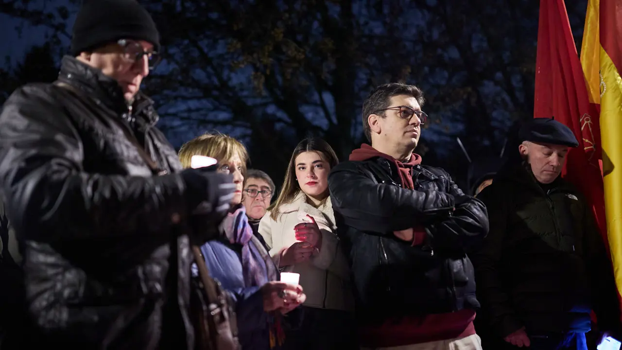 Vecinos de Paz organiza un homenaje navide&ntilde;o a las v&iacute;ctimas de ETA en el lugar donde la banda terrorista asesin&oacute; a Juan Atar&eacute;s Pe&ntilde;a en la v&iacute;spera de Nochebuena de hace 40 a&ntilde;os. I&Ntilde;IGO ALZUGARAY