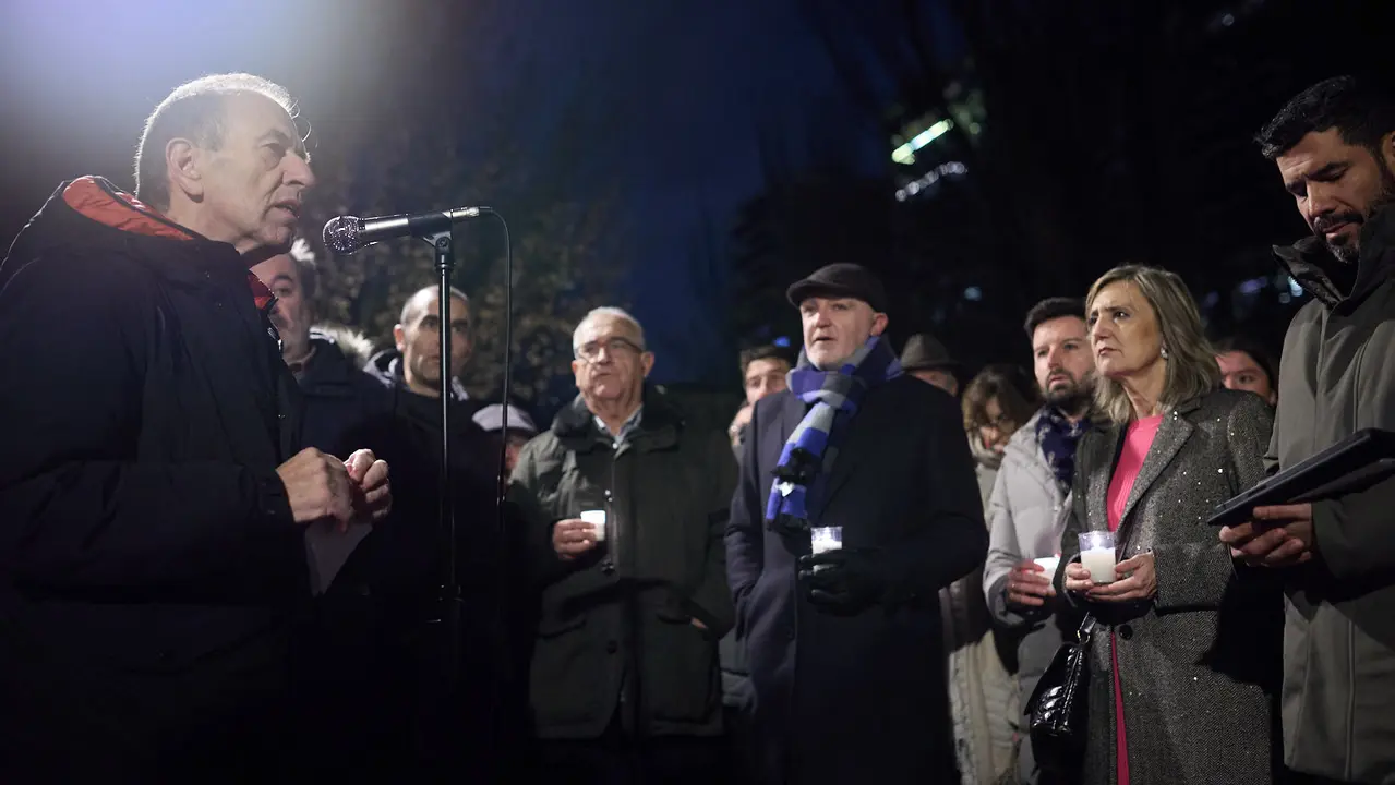 Vecinos de Paz organiza un homenaje navide&ntilde;o a las v&iacute;ctimas de ETA en el lugar donde la banda terrorista asesin&oacute; a Juan Atar&eacute;s Pe&ntilde;a en la v&iacute;spera de Nochebuena de hace 40 a&ntilde;os. I&Ntilde;IGO ALZUGARAY