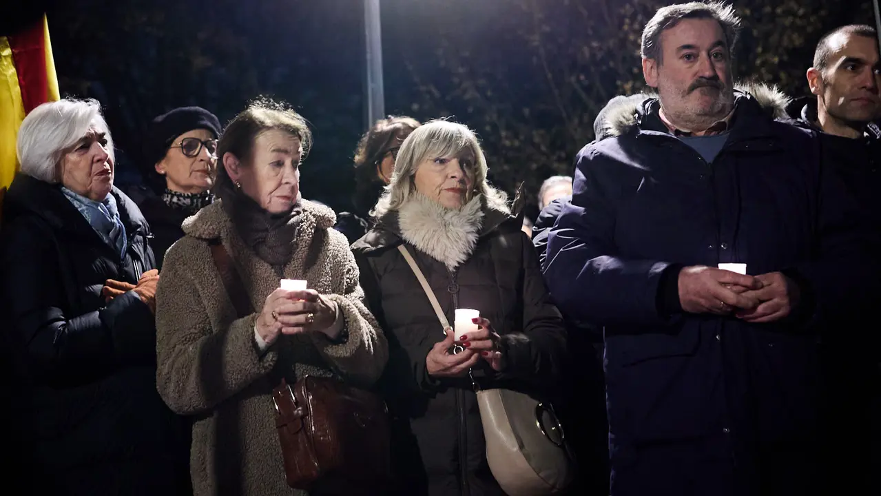 Vecinos de Paz organiza un homenaje navide&ntilde;o a las v&iacute;ctimas de ETA en el lugar donde la banda terrorista asesin&oacute; a Juan Atar&eacute;s Pe&ntilde;a en la v&iacute;spera de Nochebuena de hace 40 a&ntilde;os. I&Ntilde;IGO ALZUGARAY