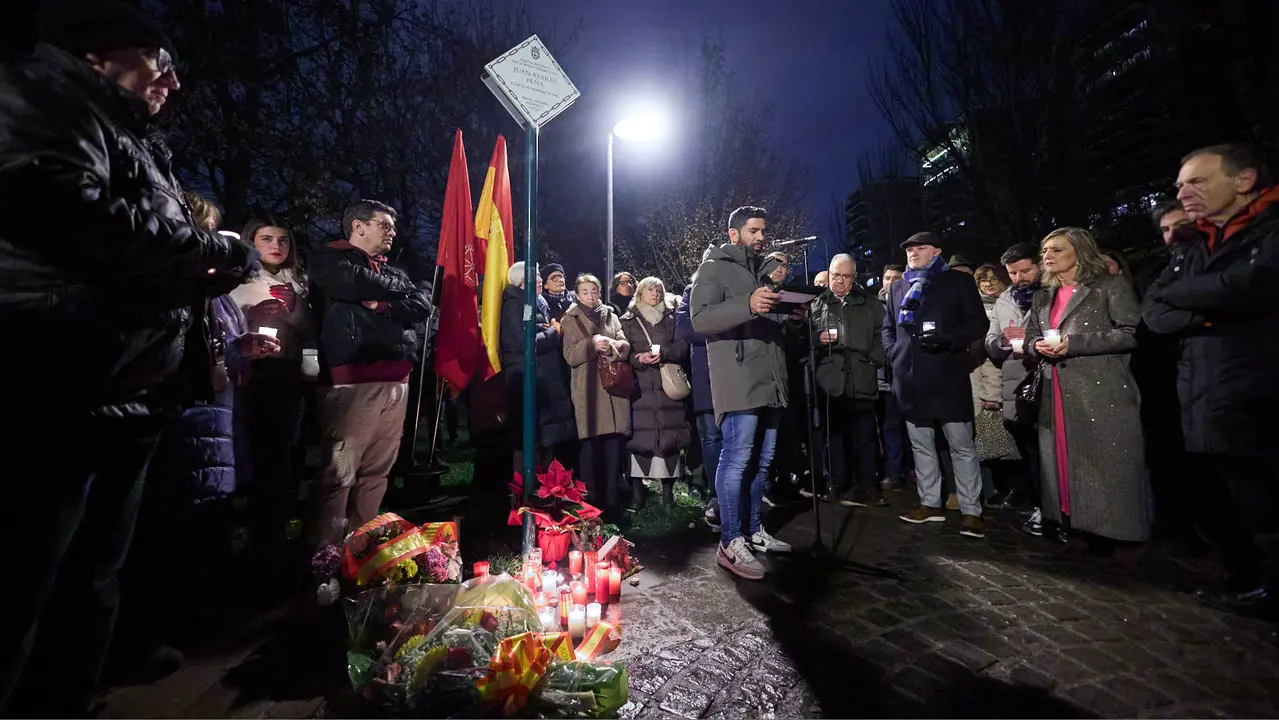 Vecinos de Paz organiza un homenaje navide&ntilde;o a las v&iacute;ctimas de ETA en el lugar donde la banda terrorista asesin&oacute; a Juan Atar&eacute;s Pe&ntilde;a en la v&iacute;spera de Nochebuena de hace 40 a&ntilde;os. I&Ntilde;IGO ALZUGARAY