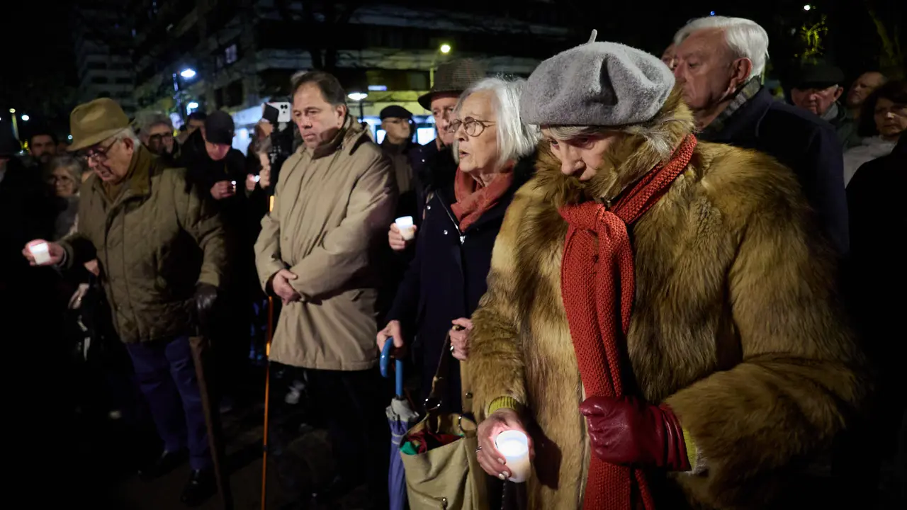 Vecinos de Paz organiza un homenaje navide&ntilde;o a las v&iacute;ctimas de ETA en el lugar donde la banda terrorista asesin&oacute; a Juan Atar&eacute;s Pe&ntilde;a en la v&iacute;spera de Nochebuena de hace 40 a&ntilde;os. I&Ntilde;IGO ALZUGARAY