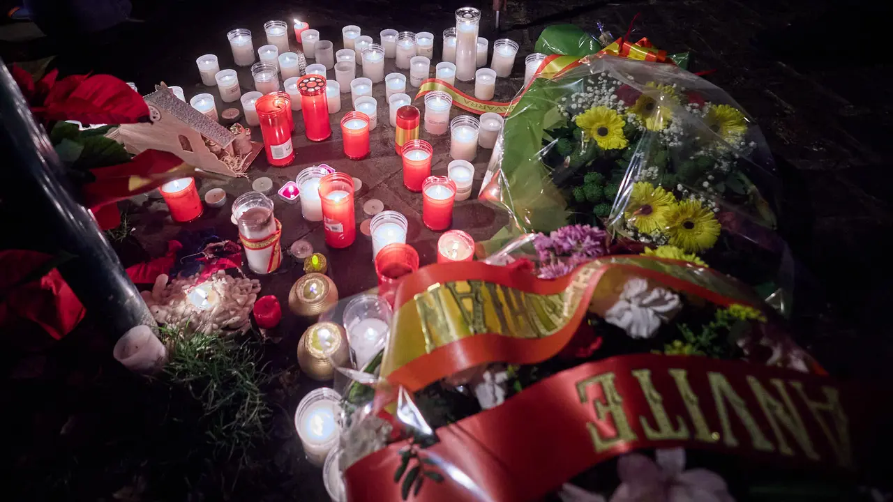 Vecinos de Paz organiza un homenaje navide&ntilde;o a las v&iacute;ctimas de ETA en el lugar donde la banda terrorista asesin&oacute; a Juan Atar&eacute;s Pe&ntilde;a en la v&iacute;spera de Nochebuena de hace 40 a&ntilde;os. I&Ntilde;IGO ALZUGARAY