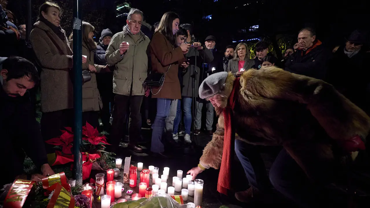 Vecinos de Paz organiza un homenaje navide&ntilde;o a las v&iacute;ctimas de ETA en el lugar donde la banda terrorista asesin&oacute; a Juan Atar&eacute;s Pe&ntilde;a en la v&iacute;spera de Nochebuena de hace 40 a&ntilde;os. I&Ntilde;IGO ALZUGARAY