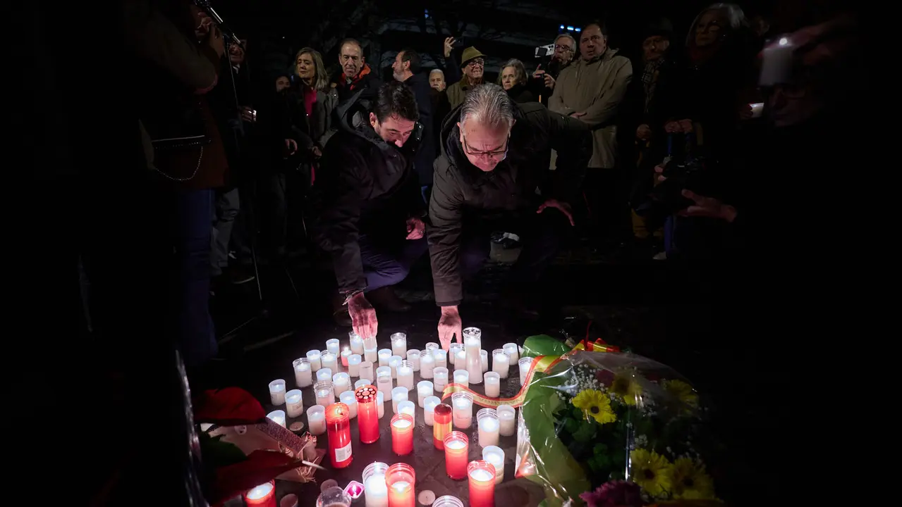 Vecinos de Paz organiza un homenaje navide&ntilde;o a las v&iacute;ctimas de ETA en el lugar donde la banda terrorista asesin&oacute; a Juan Atar&eacute;s Pe&ntilde;a en la v&iacute;spera de Nochebuena de hace 40 a&ntilde;os. I&Ntilde;IGO ALZUGARAY