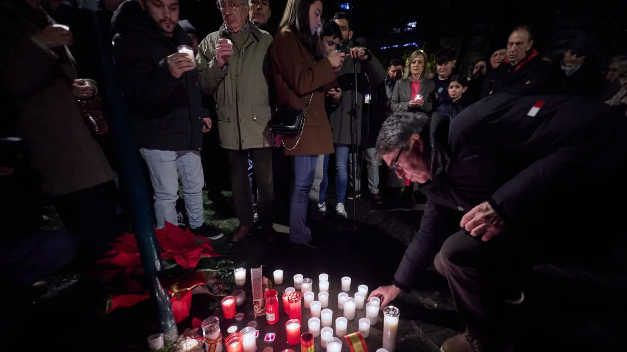 Vecinos de Paz organiza un homenaje navide&ntilde;o a las v&iacute;ctimas de ETA en el lugar donde la banda terrorista asesin&oacute; a Juan Atar&eacute;s Pe&ntilde;a en la v&iacute;spera de Nochebuena de hace 40 a&ntilde;os. I&Ntilde;IGO ALZUGARAY