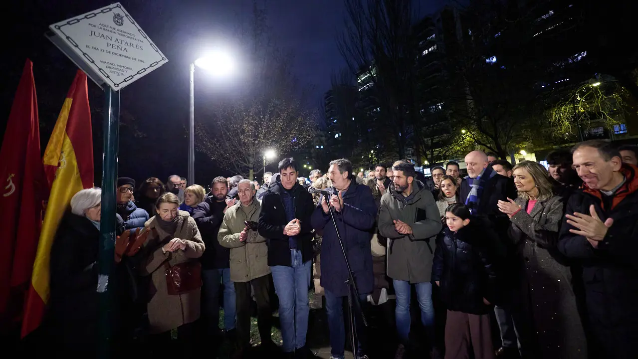 Vecinos de Paz organiza un homenaje navide&ntilde;o a las v&iacute;ctimas de ETA en el lugar donde la banda terrorista asesin&oacute; a Juan Atar&eacute;s Pe&ntilde;a en la v&iacute;spera de Nochebuena de hace 40 a&ntilde;os. I&Ntilde;IGO ALZUGARAY