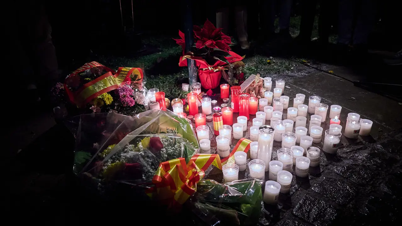 Vecinos de Paz organiza un homenaje navide&ntilde;o a las v&iacute;ctimas de ETA en el lugar donde la banda terrorista asesin&oacute; a Juan Atar&eacute;s Pe&ntilde;a en la v&iacute;spera de Nochebuena de hace 40 a&ntilde;os. I&Ntilde;IGO ALZUGARAY