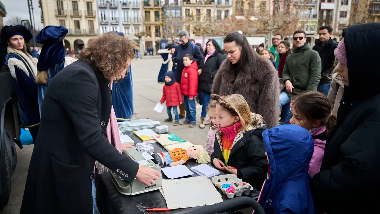 La ONCE informa en la recepci&oacute;n de cartas a los Reyes Magos en Pamplona, con una actividad divulgativa y participativa que pone en valor el sistema de lectoescritura braille, coincidiendo con la celebraci&oacute;n de su 200 aniversario. PABLO LASAOSA