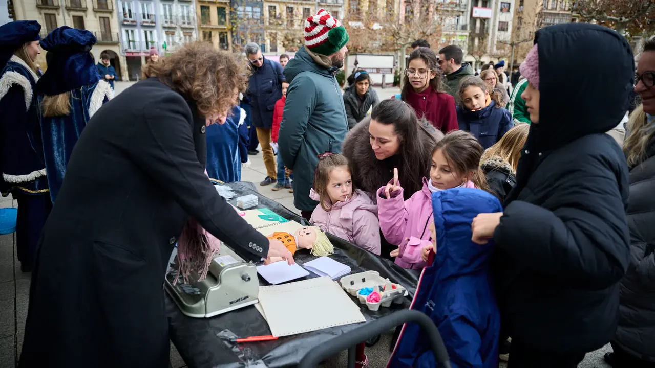 La ONCE informa en la recepci&oacute;n de cartas a los Reyes Magos en Pamplona, con una actividad divulgativa y participativa que pone en valor el sistema de lectoescritura braille, coincidiendo con la celebraci&oacute;n de su 200 aniversario. PABLO LASAOSA