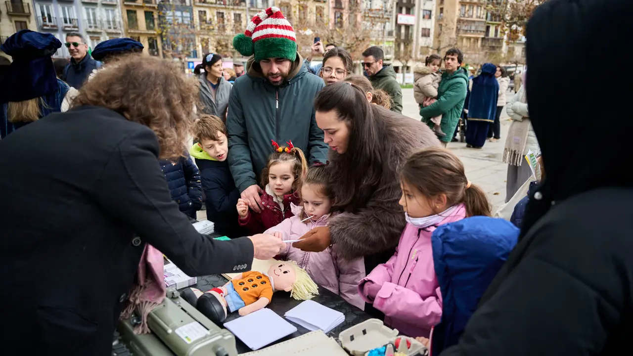La ONCE informa en la recepci&oacute;n de cartas a los Reyes Magos en Pamplona, con una actividad divulgativa y participativa que pone en valor el sistema de lectoescritura braille, coincidiendo con la celebraci&oacute;n de su 200 aniversario. PABLO LASAOSA